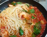 海老とほうれん草のトマトスープパスタ作り方7写真