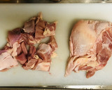 旨味が詰まった！鶏モモと大根の甘辛煮物作り方1写真
