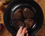 デミ缶で簡単！ふわふわ煮込みハンバーグ作り方8写真
