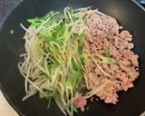 もやしと長葱の肉味噌丼作り方1写真