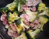 ブロッコリーと塩麹豚こま肉炒め作り方4写真