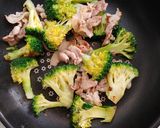 ブロッコリーと塩麹豚こま肉炒め作り方5写真