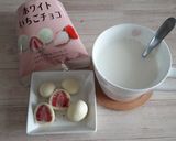 ホットミルクにチョコがけドライ苺☆*｡作り方1写真
