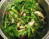 ほうれん草と卵に三つ葉の入ったお吸い物作り方3写真