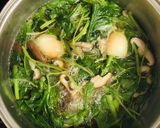 ほうれん草と卵に三つ葉の入ったお吸い物作り方4写真
