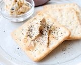 簡単おつまみ【青唐味噌チーズクラッカー】作り方3写真