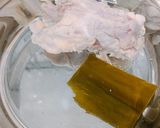 自家製！鶏ガラでスープをとります。作り方3写真
