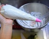 付属の絞り袋でめちゃカワ簡単サンタケーキ作り方6写真