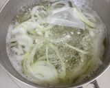玉ねぎと揚げと落とし玉子のお味噌汁〜♪作り方2写真