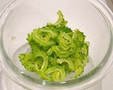 ゴーヤと鶏ムネ肉の辛子酢味噌和え作り方2写真