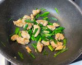 簡単！鳥肩肉のニラ玉炒め作り方4写真