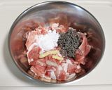 お弁当にも♪豚こまと塩昆布のまんまる焼き作り方1写真