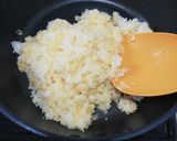 焼きそばリメイク　にんにく香るそばめし作り方3写真