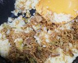 焼きそばリメイク　にんにく香るそばめし作り方5写真
