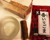 黒胡麻 白胡麻はすりこぎ棒ですり胡麻に✨作り方1写真