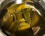 昆布と鰹の出汁を取ります。作り方1写真