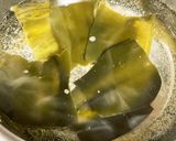 昆布と鰹の出汁を取ります。作り方2写真