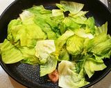 レタス☆魚肉ソーセージ炒め作り方2写真