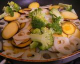 たっぷり胡椒で！　蓮根とさつま芋の炒め物作り方4写真