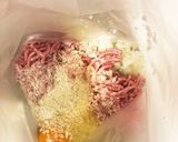 ポリ袋でつくるチーズinハンバーグ作り方2写真