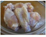 切って煮込むだけ！鶏手羽元煮込み☆作り方1写真