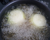 丸ごと玉ねぎと鶏もも肉のコンソメ餡掛け。作り方1写真