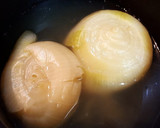 丸ごと玉ねぎと鶏もも肉のコンソメ餡掛け。作り方3写真