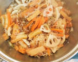 蓮根とさつま揚げと白滝と人参の煮物作り方7写真