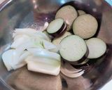 茄子と玉ねぎのケチャップチーズ炒め作り方1写真