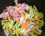 豚こまとニンニクの芽のスタミナスープ作り方1写真