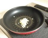 材料2つ　大根と豚こまのニンニク味噌炒め作り方4写真