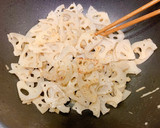 れんこんと鮭フレークのマヨネーズ炒め♪作り方2写真