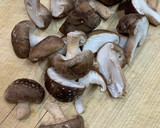 材料２つ＊鶏肉と椎茸の塩にんにく炒め作り方2写真