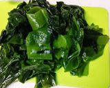 わかめ＆玉ねぎのごまガリコチュ和え。作り方1写真