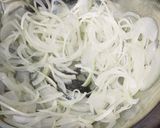 わかめ＆玉ねぎのごまガリコチュ和え。作り方2写真