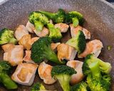 栄養満点☆簡単！鶏胸肉とブロッコリー炒め作り方7写真