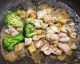 鳥もも肉と冷凍アボカドのマヨネーズ炒め作り方2写真