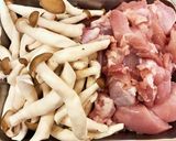 鳥モモ肉とキノコのマヨ醤油炒め☆ピリ辛作り方1写真