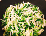大根の皮と小松菜のごま醤油ガーリック炒め作り方2写真