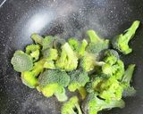 さばの水煮缶とブロッコリーのニンニク炒め作り方2写真
