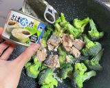 さばの水煮缶とブロッコリーのニンニク炒め作り方3写真