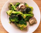 さばの水煮缶とブロッコリーのニンニク炒め作り方4写真