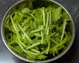 中島菜と鶏もも肉のいしるバター炒め作り方1写真