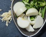 鶏唐揚げと玉ねぎとピーマンの和チリソース作り方1写真