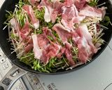 豆苗とえのきだけと豚肉の蒸し焼き。作り方2写真