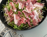豆苗とえのきだけと豚肉の蒸し焼き。作り方2写真