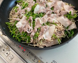 豆苗とえのきだけと豚肉の蒸し焼き。作り方3写真