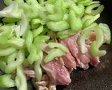 鶏肉とセロリのガーリックペッパー炒め作り方5写真