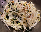 簡単一品！もやしとワカメの梅肉和え作り方5写真