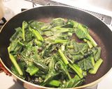 簡単副菜☆小松菜と鰹節だけの醤油炒め作り方3写真